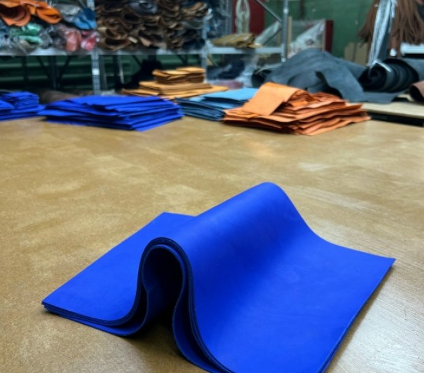 Кожа форматами (Краст неон), 1.2-1.6 мм, без финиша, формат А4,А3	