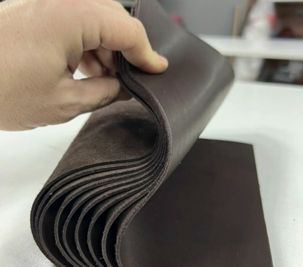 Кожа форматами (Краст черный кофе), 1.2-1.6 мм, без финиша, формат А2, А3, А4